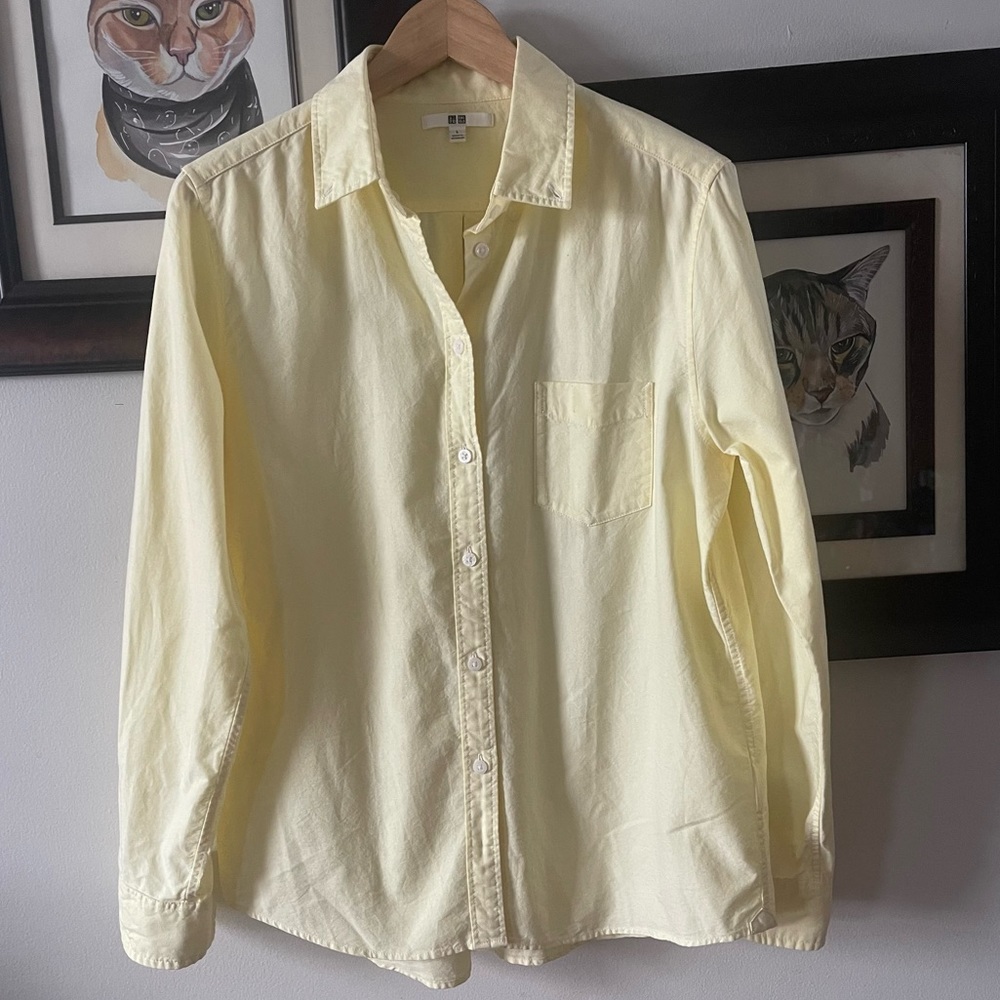 Never worn Uniqlo yellow button up shirt to top size large